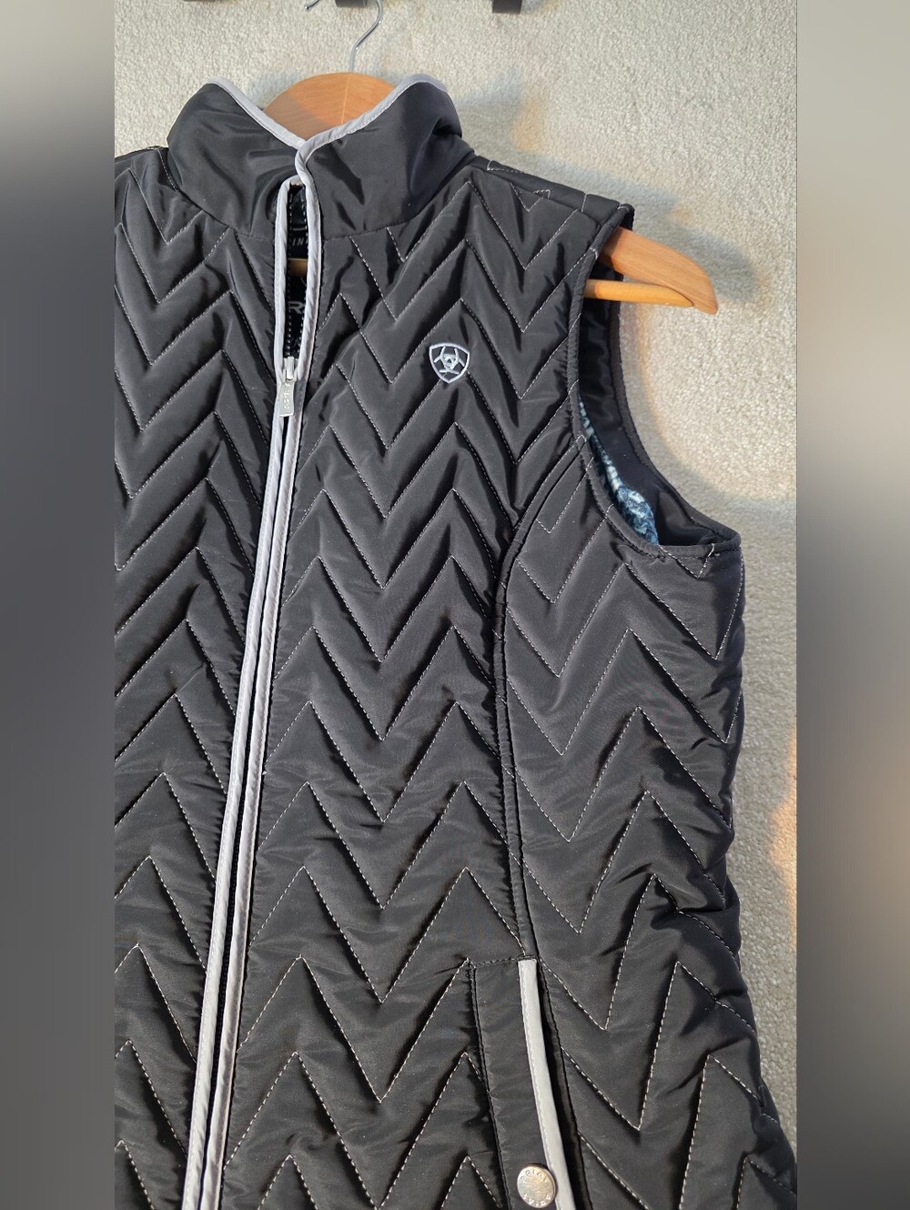 Ariat Ashley Fitted Quilted Insulated Vest Black Barn Chores Equestrian Womens M - Picture 1 of 8